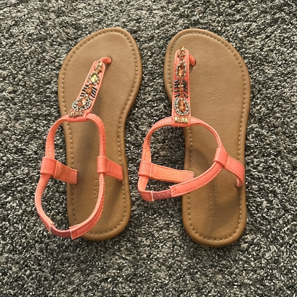 Girls Size 6.5 Sandles
No size listed on shoe